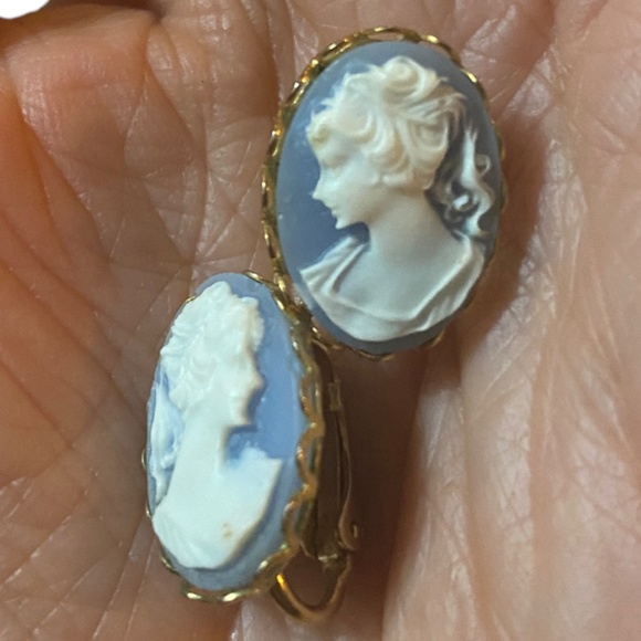 Vintage Cameo clip on earrings. Light blue & white with gold - Picture 3 of 10